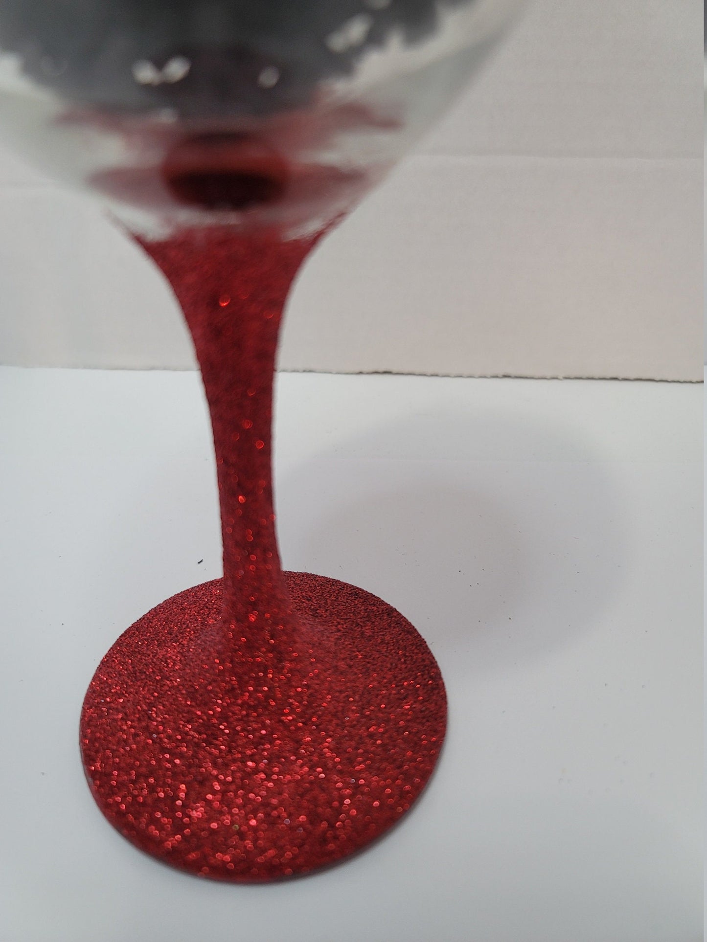 Set of 2 Etched Glass Glittered Wine Glasses