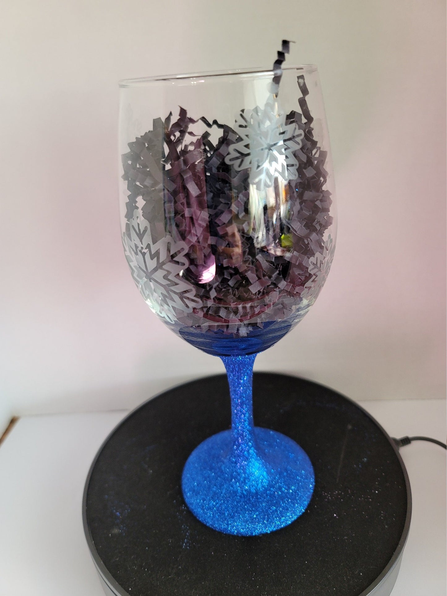 Set of 2 Etched Snowflake Glittered Wine Glasses