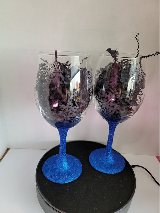 Set of 2 Etched Snowflake Glittered Wine Glasses