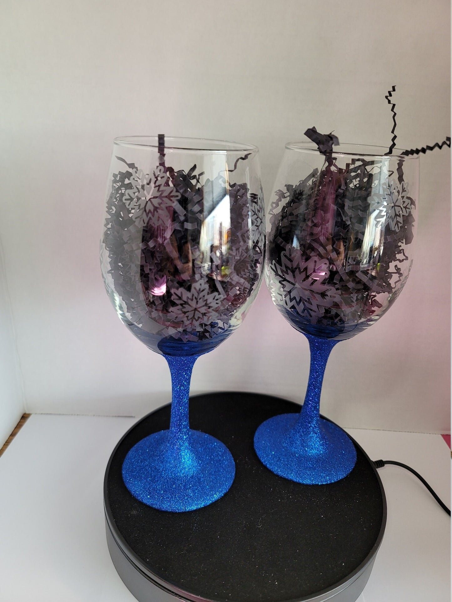 Set of 2 Etched Snowflake Glittered Wine Glasses