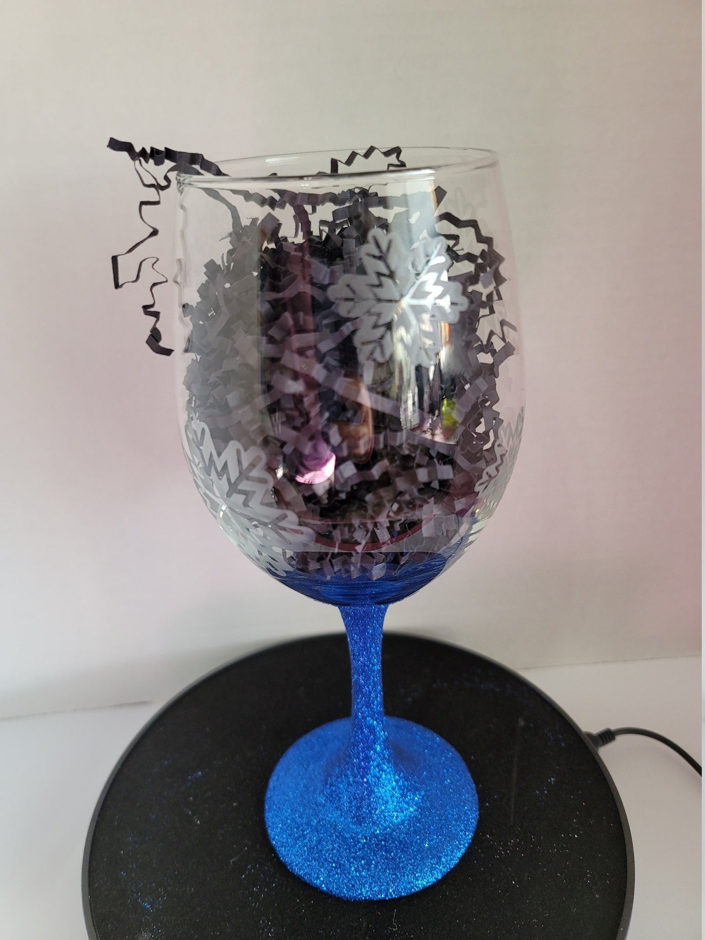 Set of 2 Etched Snowflake Glittered Wine Glasses